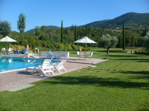 giardino con piscina a Siena 3
